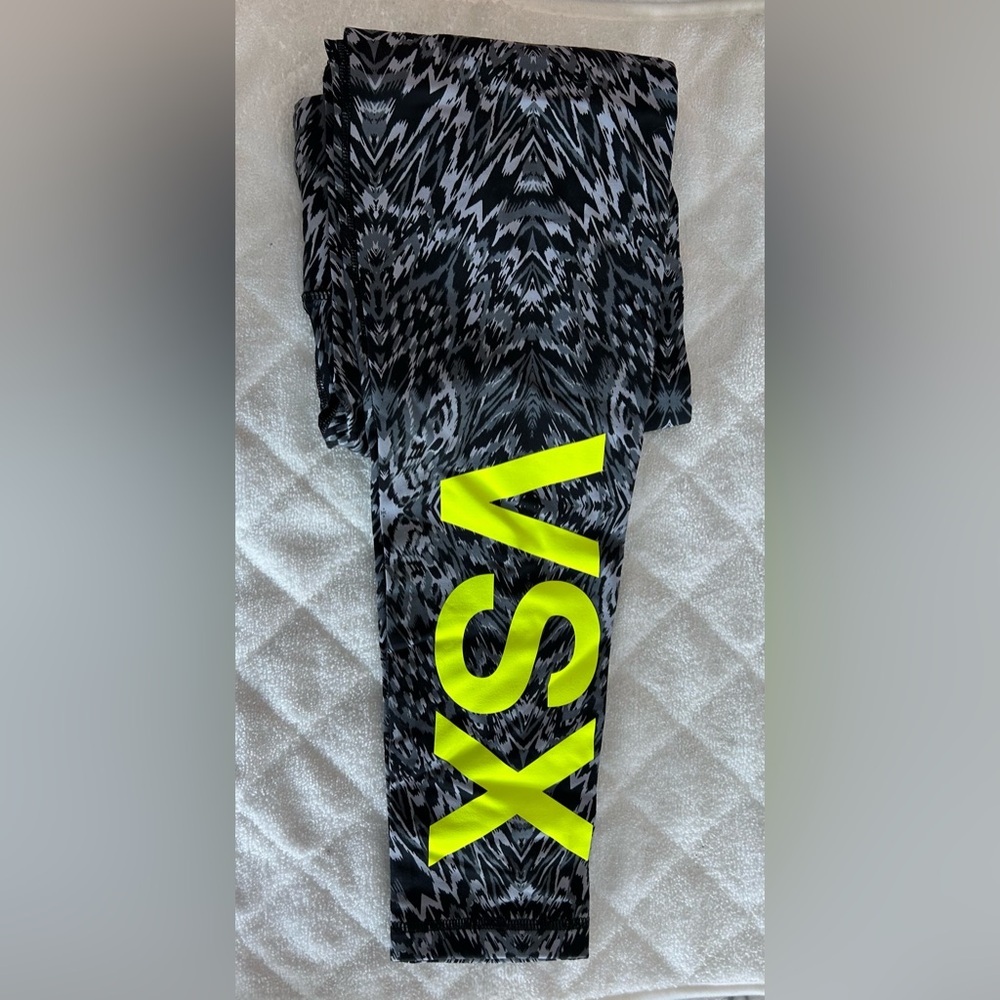 Victoria's Secret VSX Sport Knockout Tights Size M NWT